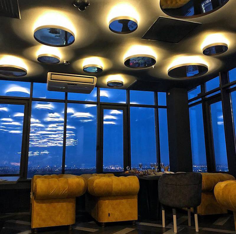 В Омске высоте 14-го этажа открылся новый бар-ресторан