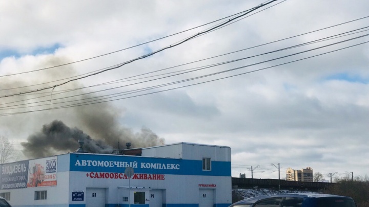 На «Меридиане» в Челябинске загорелась автомойка самообслуживания