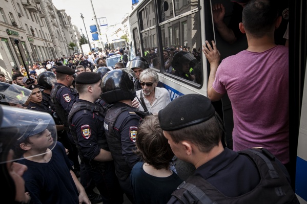 Митингующих сажали в автозаки Митингующих сажали в автозаки