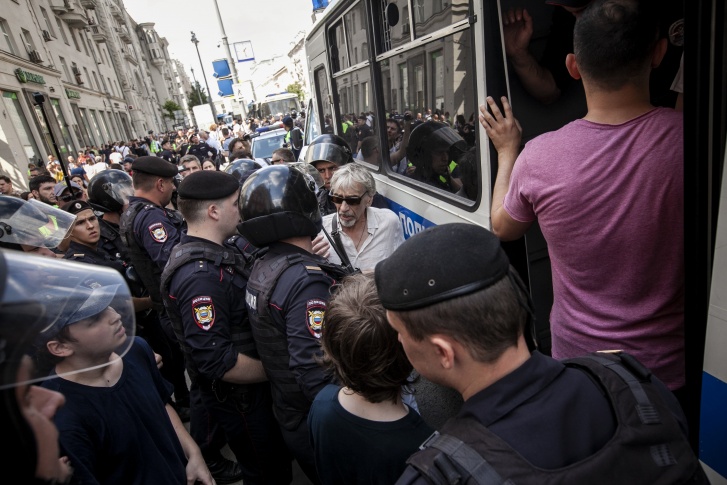 Митингующих сажали в автозаки Митингующих сажали в автозаки