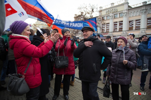Горожане пришли на митинг в хорошем настроении и не стеснялись танцевать Горожане пришли на митинг в хорошем настроении и не стеснялись танцевать