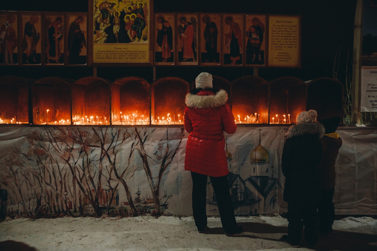 Тем, кто сомневается, волонтеры подсказывали, как лучше зайти в воду, а кому-то напоминали, что нужно перекреститься и окунуться три раза с головой. Но, конечно, так поступают не все Тем, кто сомневается, волонтеры подсказывали, как лучше зайти в воду, а кому-то напоминали, что нужно перекреститься и окунуться три раза с головой. Но, конечно, так поступают не все