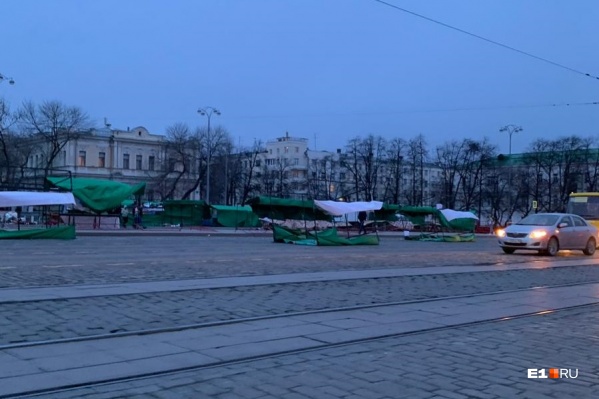 Палатки сдуло на дорогу Палатки сдуло на дорогу