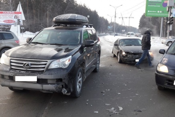 Авария произошла на въезде в Академгородок Авария произошла на въезде в Академгородок