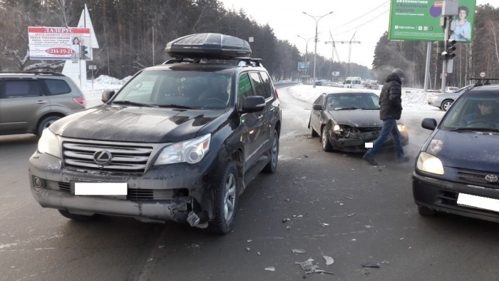 Авария произошла на въезде в Академгородок Авария произошла на въезде в Академгородок