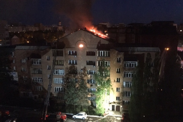 На Олимпийской загорелись крыша и мансардный этаж На Олимпийской загорелись крыша и мансардный этаж