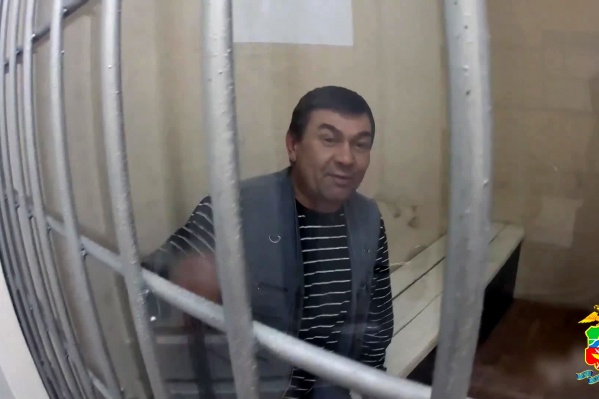 Пьяный пассажир махал руками и матерился Пьяный пассажир махал руками и матерился