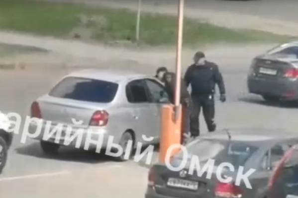 По всей видимости, к водителю у охранников были вопросы По всей видимости, к водителю у охранников были вопросы