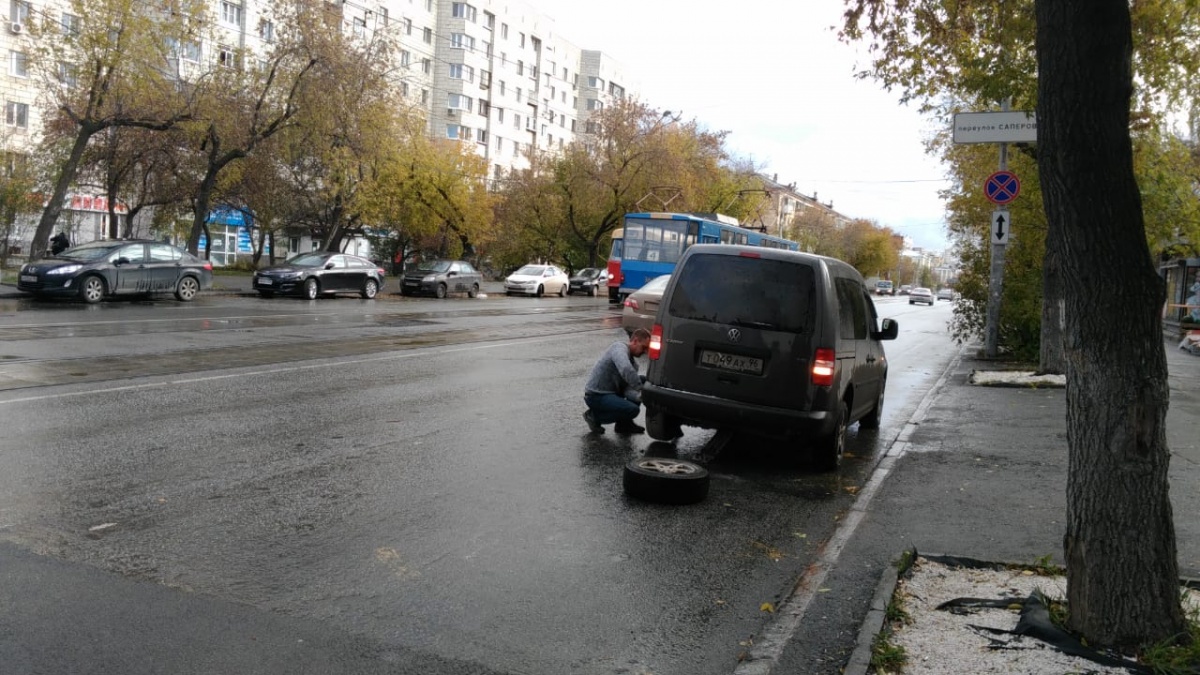 В центре Екатеринбурга за час три машины пробили колеса в яме на дороге |  13.10.2018 | Екатеринбург - БезФормата