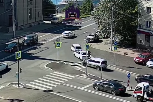 Авария произошла напротив здания речного вокзала Авария произошла напротив здания речного вокзала