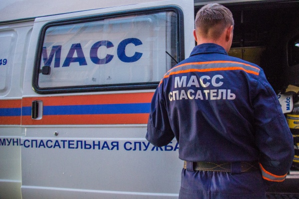 Спасатели наложили пострадавшему шины на ноги и сняли его с выступа дома Спасатели наложили пострадавшему шины на ноги и сняли его с выступа дома