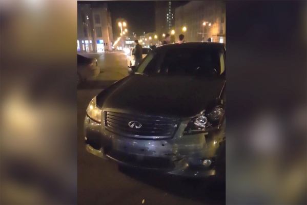 Перед происшествием очевидцы заметили на площади Ленина дрифтующие автомобили и вызвали полицию Перед происшествием очевидцы заметили на площади Ленина дрифтующие автомобили и вызвали полицию