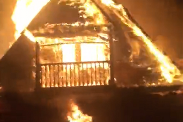 Дом сгорел полностью