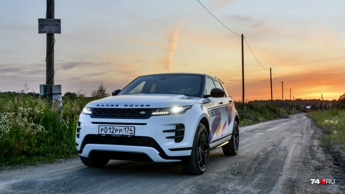 В анфас Evoque теперь напоминает чуть сплюснутый Velar, но в остальном — прежнего себя В анфас Evoque теперь напоминает чуть сплюснутый Velar, но в остальном — прежнего себя