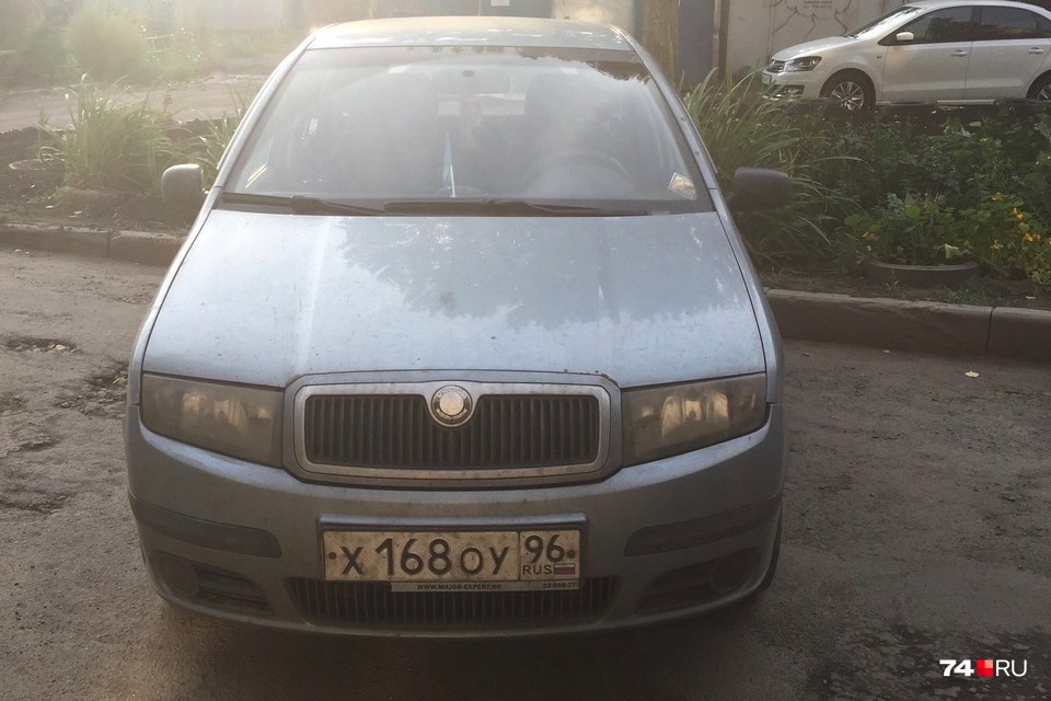 Владелец этой SKODA Fabia вызвал недовольство местных жителей тем, что поставил автомобиль в узком проезде поперёк Владелец этой SKODA Fabia вызвал недовольство местных жителей тем, что поставил автомобиль в узком проезде поперёк