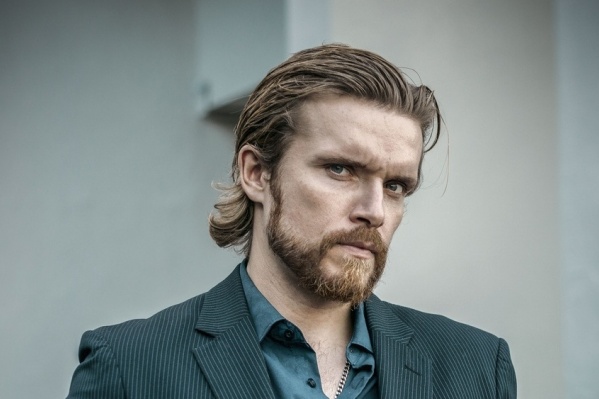Известный по программам на телевидении и ролями в сериалах актёр из Волжского возмутился поведением футболистов Известный по программам на телевидении и ролями в сериалах актёр из Волжского возмутился поведением футболистов 