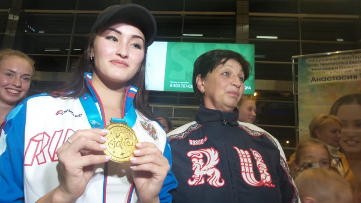 В Екатеринбург прилетела чемпионка мира по художественной гимнастике Анастасия Татарева