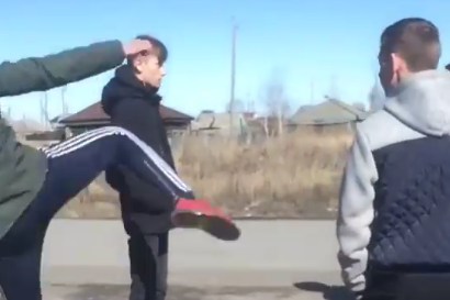 На видео, которое разошлось по соцсетям, видно, как пострадавшего бьют ногой в лицо На видео, которое разошлось по соцсетям, видно, как пострадавшего бьют ногой в лицо