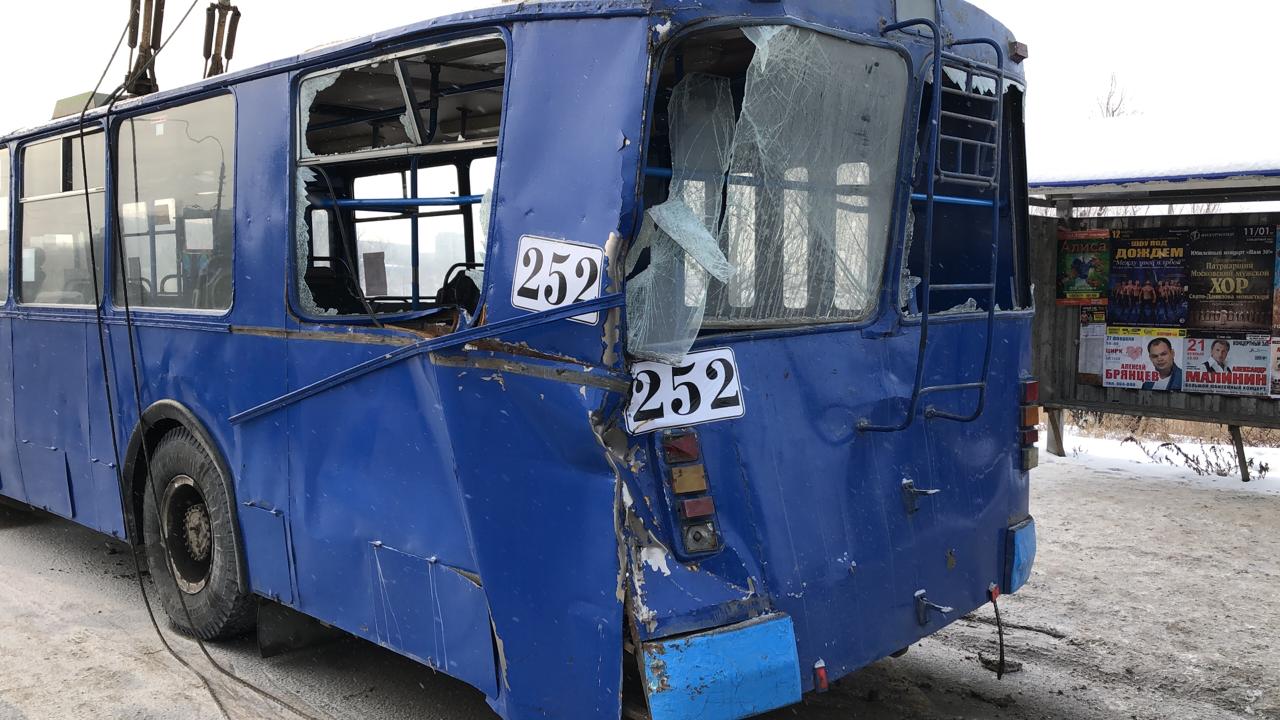 В Омске при столкновении КАМАЗа и троллейбуса пострадала пассажирка