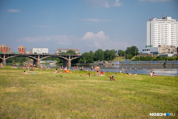 Городской пляж на Абаканской протоке ранее официально открыли спасатели<br> Городской пляж на Абаканской протоке ранее официально открыли спасатели<br>