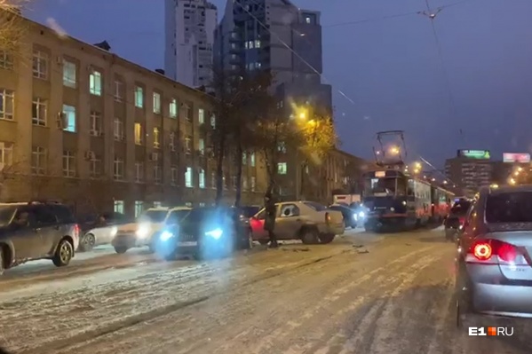 На Челюскинцев движение затруднено из-за аварии На Челюскинцев движение затруднено из-за аварии