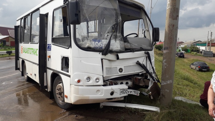 В Башкирии автобус с пассажирами врезался в столб