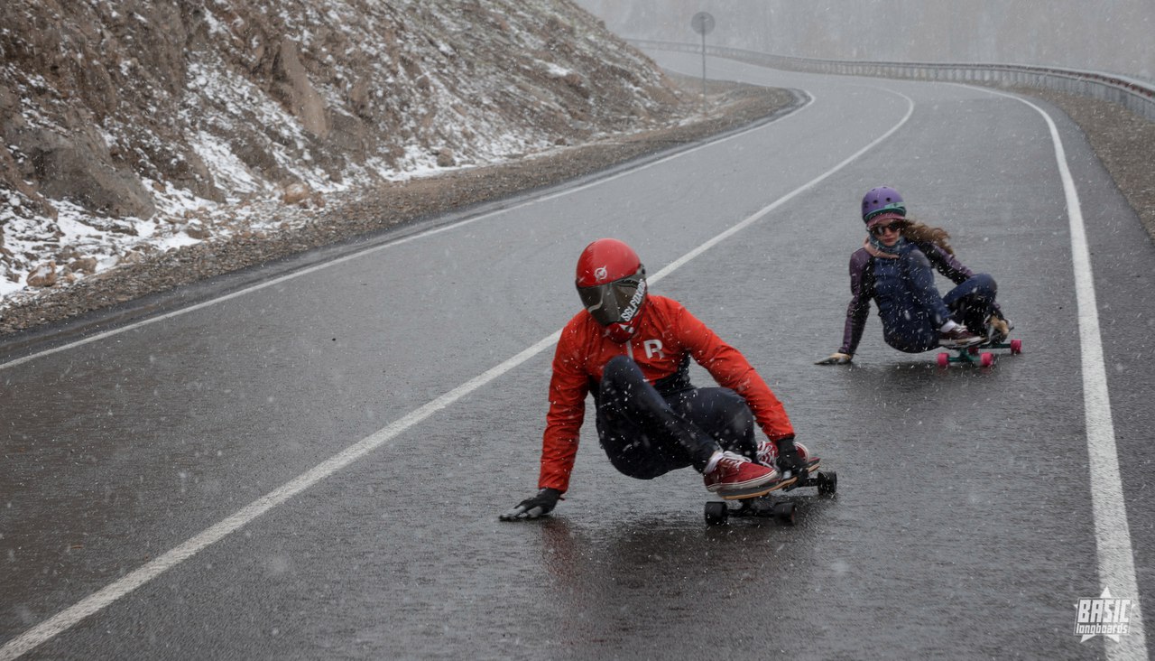 Красноярские скейтбордисты покоряют на досках серпантины Алтая