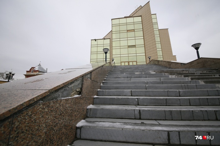 Попытка — не плитка: в Челябинске продлили приём заявок на торги по ремонту площадки главного музея