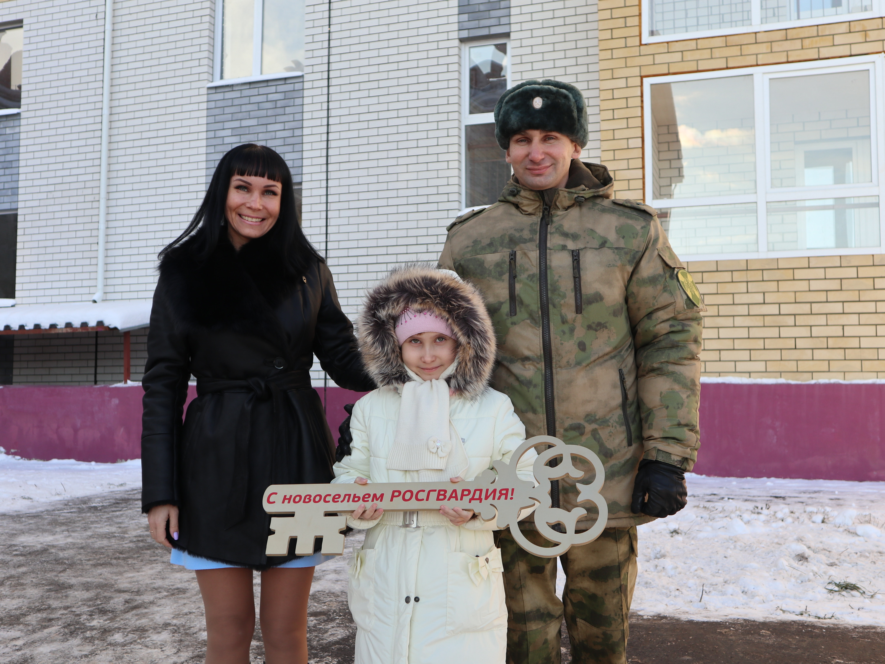 Дождались: смотрим на счастливые лица нижегородских военнослужащих, которые получили ключи от жилья