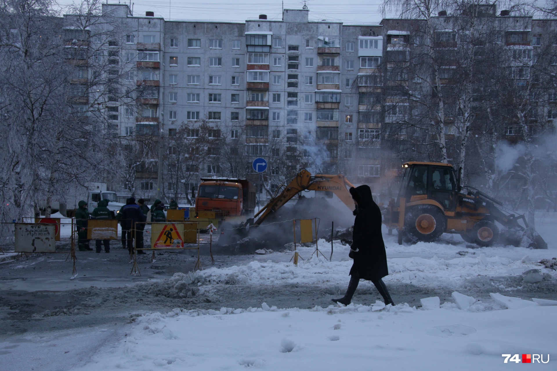 С раннего утра аварию пытаются устранить несколько десятков коммунальщиков С раннего утра аварию пытаются устранить несколько десятков коммунальщиков