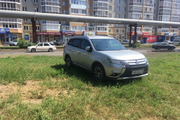За испорченный газон автохамов можно наказать рублем За испорченный газон автохамов можно наказать рублем