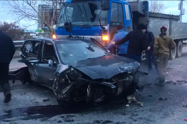 Всего в аварии участвовало четыре автомобиля Всего в аварии участвовало четыре автомобиля