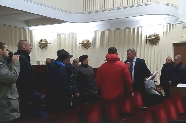 Возмущённые жители потребовали назначить новые слушания Возмущённые жители потребовали назначить новые слушания