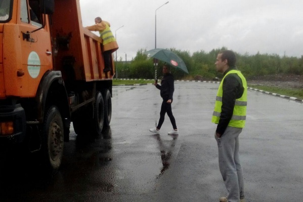 2 июня активисты остановили грузовики с отходами, которые доставили по морю из Сабетты, и вызвали полицию 2 июня активисты остановили грузовики с отходами, которые доставили по морю из Сабетты, и вызвали полицию