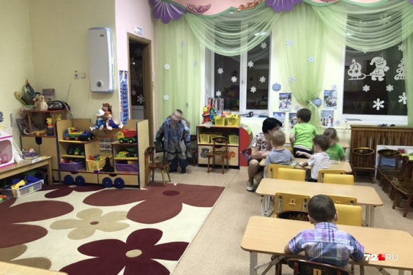 Пятилетние дети с трудом помещаются в маленькой игровой, а на тихий час их уводят в общий актовый зал Пятилетние дети с трудом помещаются в маленькой игровой, а на тихий час их уводят в общий актовый зал