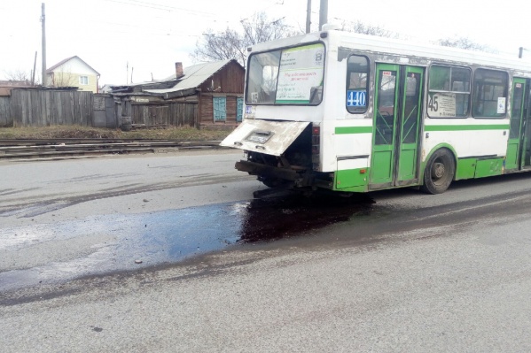 У автобуса выпал двигатель