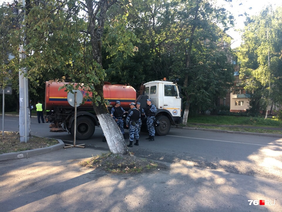 «Хватит издеваться над людьми»: мэр Ярославля запретил перекрывать дороги в центре города