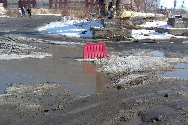 В этой луже застревали автомобили В этой луже застревали автомобили