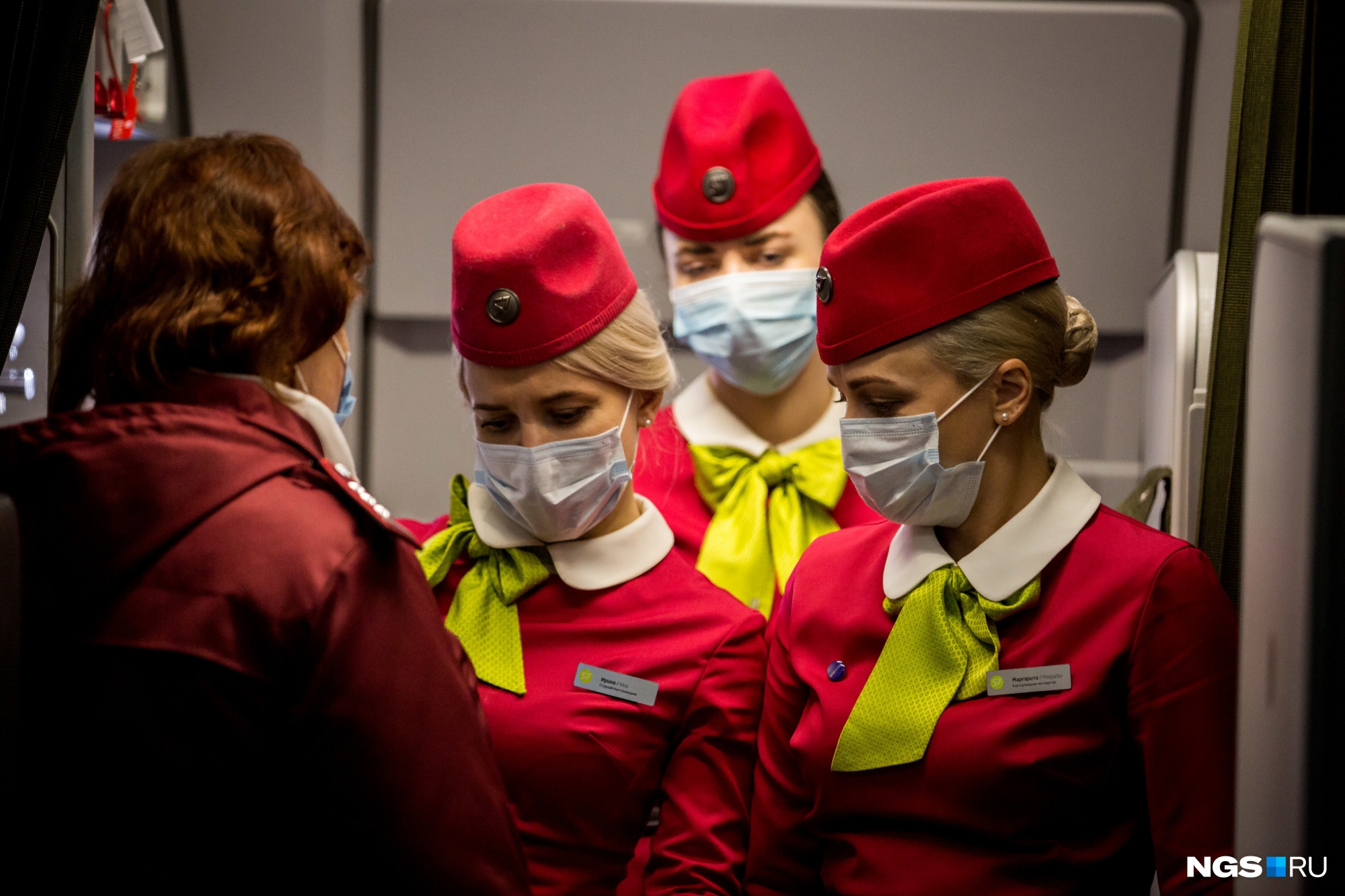 Бортпроводники докладывают сотрудникам санитарно-карантинного контроля о самочувствии пассажиров. Бортпроводники также носят маски в течение всего перелёта