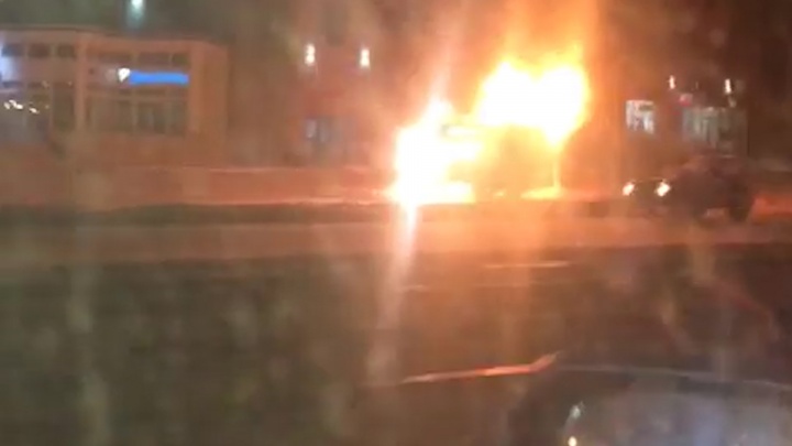 «Маршрутка сгорела!»: около торгового комплекса на проспекте Победы вспыхнула машина