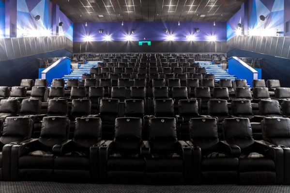 Кинотеатр с большими креслами