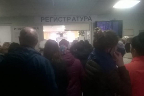 Десятки пациентов столпились у регистратуры сегодня рано утром Десятки пациентов столпились у регистратуры сегодня рано утром