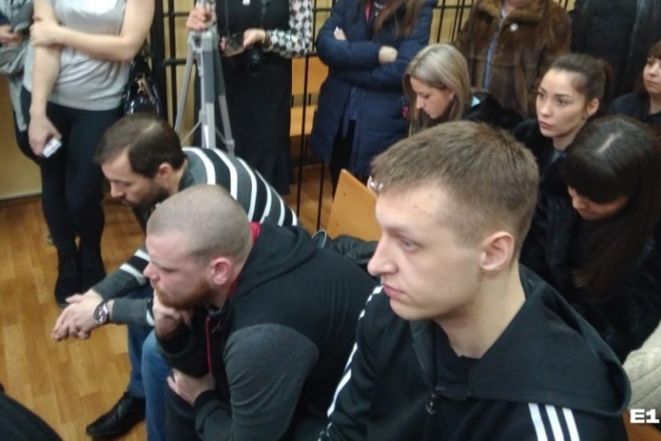 Слева направо — Анатолий Быков, Егор Ялунин, Дмитрий Панов. Суд признал, что они избивали задержанного