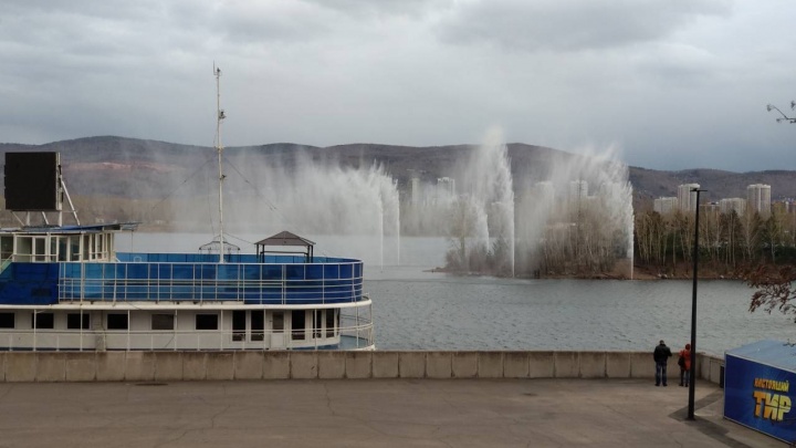 Ко Дню Победы в Красноярске запустили речной фонтан