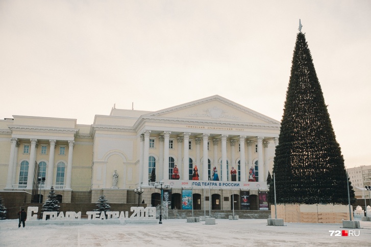 Главная ёлка Тюмени уже красуется у здания театра. Осталось украсить её игрушками и гирляндами укутать: получится очень красиво! Главная ёлка Тюмени уже красуется у здания театра. Осталось украсить её игрушками и гирляндами укутать: получится очень красиво!