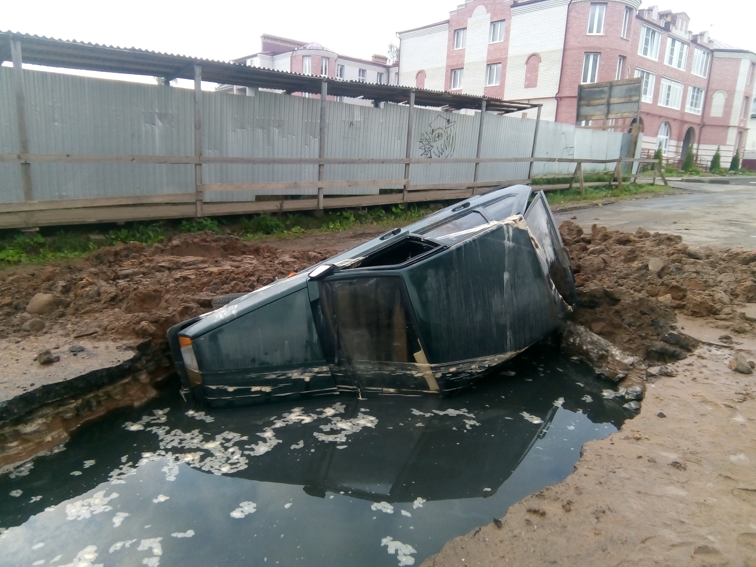 Утонул в яме. Авто утонула в дорожной яме. Машина утонула в яме. Ярославль машина провалилась. Машина провалилась под асфальт Ярославль.