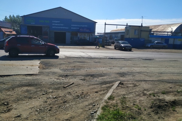 Раскопку по ул. Омской закрывать асфальтом не стали намеренно Раскопку по ул. Омской закрывать асфальтом не стали намеренно