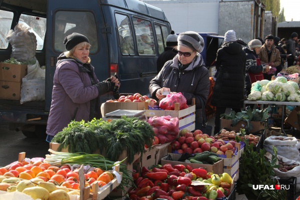 Фермеры готовят свой урожай для продажи Фермеры готовят свой урожай для продажи