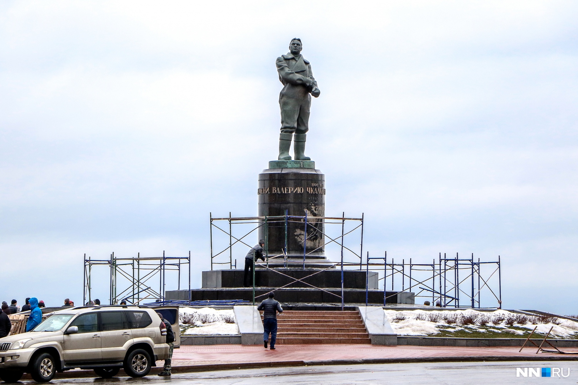 памятник чкалову в нижнем новгороде фото