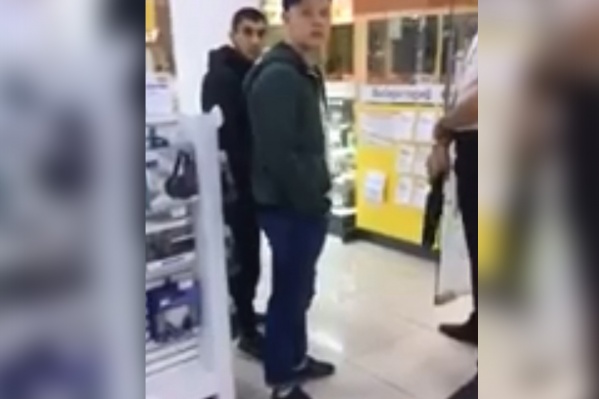 Наглые воришки спорят с охранником Наглые воришки спорят с охранником